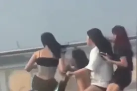 南昌八一大桥4名女生共骑一辆电动车，这算不算骑车都是高手。视频封面