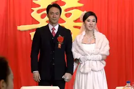 婚礼已开始，新娘却迟迟不到，万万没想到新郎的姐夫牵着进来了视频封面