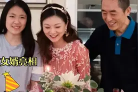 71岁张艺谋家人罕见亮相，外国洋女婿长相帅气，小女儿滑冰好样的视频封面