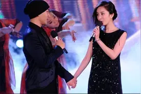 杨幂与前夫刘恺威罕见同台！牵手对唱《错怪》，满眼的爱恨交织！视频封面