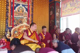 班禅在拉萨为僧俗信众摸顶赐福视频封面