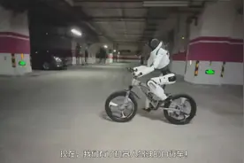 会骑自行车的人形机器人视频封面