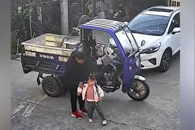 70岁爷爷接错孙女一路到家没发现，孩子爸爸：可能刚睡醒有点迷糊视频封面