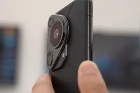 P70突袭开售遭全民疯抢，华为门店大排长龙