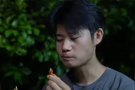 又到了抓螃蟹的季节，油炸过后香香脆脆！视频封面