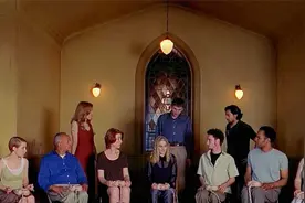 男人利用鱼骨做出一把鱼骨枪