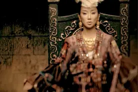 萨顶顶念了40万遍的《万物生》，干懵老外，高晓松直言唱到外太空视频封面