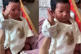 8天大宝宝突然抬手敬礼，一脸正气家人激动坏，见爸爸身份怪不得视频封面