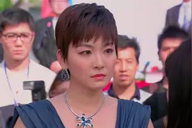 孩子大老远来找爸爸，拉住爸爸的手，却被一旁后妈推地上，太气人视频封面