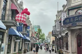 始建于1872年(清同治十一年)的朝阳街，是烟台市最繁华的商业街。