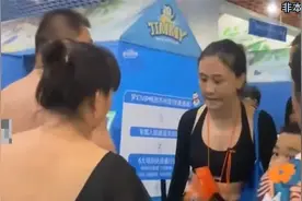 水上乐园穿别人拖鞋被抓现形，几百元的拖鞋说穿走就穿走了？视频封面