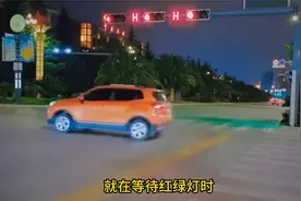 女乘客在出租车上做了什么，竟让人看了瞠目结舌视频封面