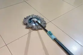 清水拖地等于白拖，保洁师傅教你一招，地板光亮不粘灰一周不用拖