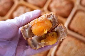 每年中秋都要烤的广式月饼，蛋黄莲蓉馅，在家自己做香甜又好吃