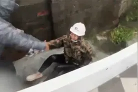 台风“山陀儿”在台湾登陆:加油机被强风掀翻 记者不慎被吹摔倒视频封面