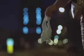 夜惊魂：杀人魔男扮女装，专挑美女大长腿，还是穿白色丝袜的！视频封面