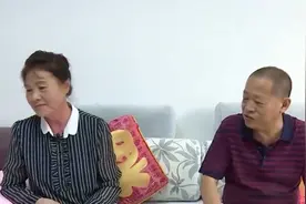 64岁大哥相亲60岁大姐，见面就问能否爱的供养，大姐：边上呆着去视频封面