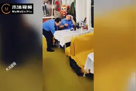 无知男子火车上用餐，称餐车是给乘客用的，乘务员不能在这里吃饭视频封面