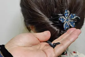 速成扎发，两步学会清凉低盘发，简单发型自己在家轻松搞定