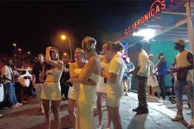西班牙特内里费岛炎热的夏季夜生活漫步视频封面