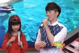 网红最萌兄妹差18岁，现场妹妹感动的落泪！视频封面