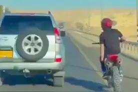 在路上开车的时候突然有人打开一边的车门向你问好该怎么应对？