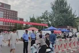 考场外“众生相”：家长捧向日葵候场，志愿者送水送扇子视频封面