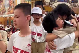 老师把班级从倒数带到第一，毕业典礼放声大哭，紧紧拽着不想放手视频封面