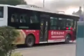 长春一男子追赶公交拍打车门，车队：他没到站就要下车还骂人视频封面