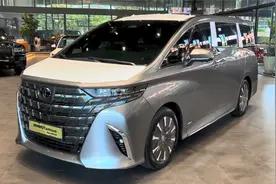 23.7万起售！配2.5升插电式混动系统+四驱，2025款丰田埃尔法亮相视频封面