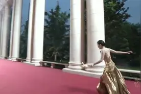 王子文，红毯摔倒！裙子太长，被绊两次！