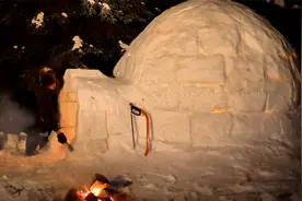 极北森林寒风刺骨，四周毫无居住条件，赶紧砌出间冰屋来驱赶寒夜视频封面