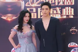 张萌身材太丰满，穿抹胸装大方秀胸围，胸沟都看得见视频封面