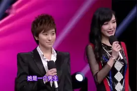 飞扬：47岁妈妈带明星女儿上台，两人站在一起，宛如姐妹视频封面