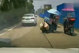 小车超车无接触，电动车并排行驶自己摔倒，你说司机有责任吗？