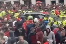 现场！英超利物浦夺冠巡游，男子驾车冲撞人群致27人受伤视频封面