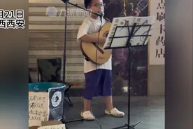 妈妈回应8岁男孩破坏学校墙面街头卖艺筹赔偿款视频封面