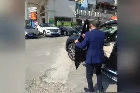 谢浩男两个战友走了，浩男和爸爸妹妹依依不舍，各自准备礼物送行视频封面