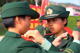 千名武警新兵集体授衔，场面壮观视频封面