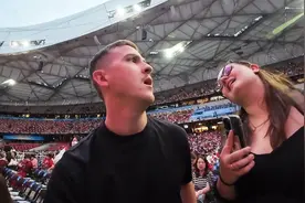 英国酒仙情侣体验华晨宇火星演唱会🇨🇳（他们简直不敢相信!）