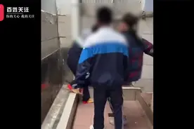 济南一初中生学校厕所内被同学殴打 十多人围观叫好 校方：已介入视频封面