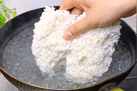 把剩米饭放进滚烫的开水里，就服这个做法，天天吃都不腻视频封面