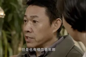 女儿谈恋爱和男友同居，爸爸直接破门而入，尴尬了！视频封面