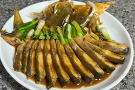 金鲳鱼很多人不知道怎样做才好吃，花2分钟教会你，出锅嫩滑鲜香