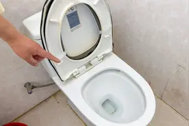 马桶水箱一直流水不止？师傅教你简单方法解决，不花一分钱能修好视频封面