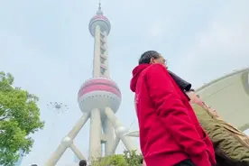 4人花了880上东方明珠，黄浦江美景一览无余，就是媳妇吓得腿视频封面