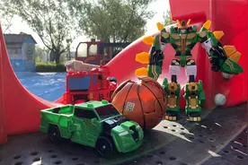 大滑梯上发现心奇爆龙战车X2超帅剑龙 捡到变形消防车玩具视频封面