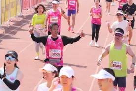 无锡马拉松野鸳鸯,男子被扒是远光软件董事长？两人挽手跑马拉松.视频封面
