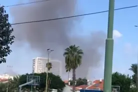 中国工人抓拍到以色列铁穹拦截火箭弹:半夜吓得睡不着,全都放假了视频封面