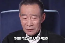 李雪健金鸡电影节发飙，拒绝工作人员贴身开道：别跟着我！视频封面
